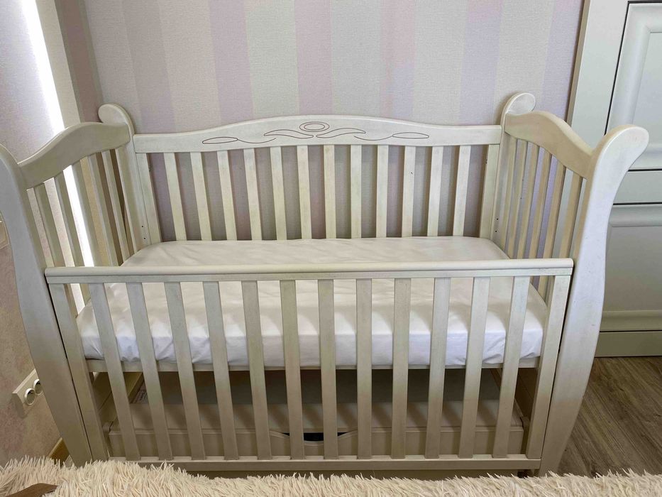 Дитяча кроватка з маятником