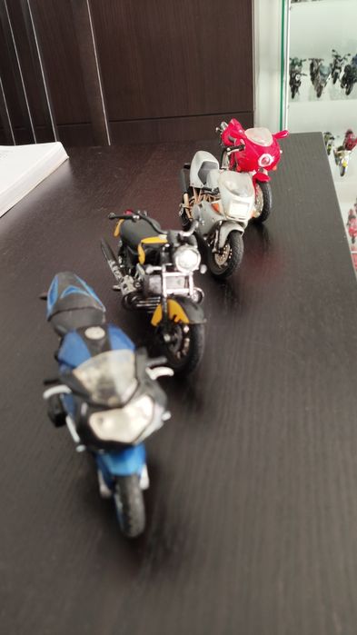 Vendo ou troco motas 1:18