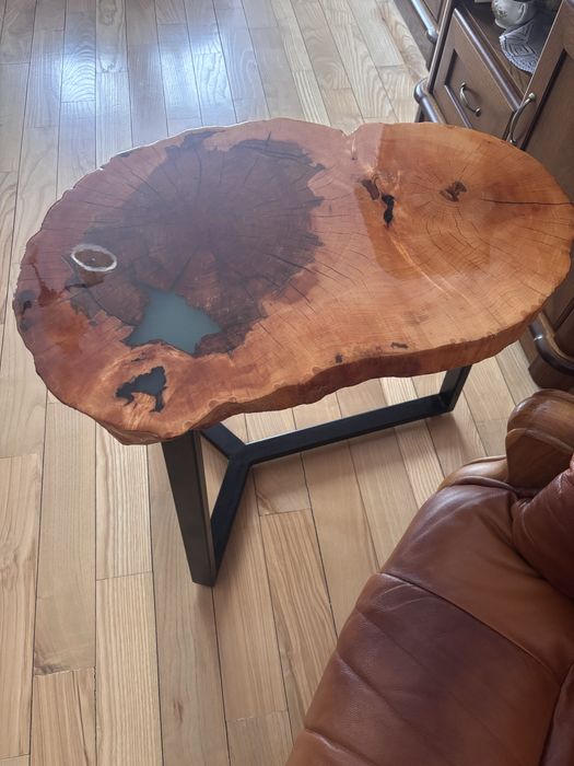Stolik kawowy z plastra drewna z żywicą