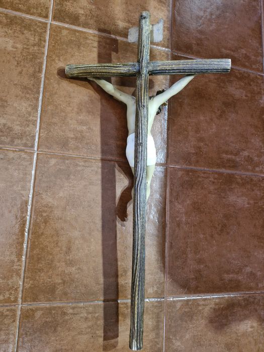 Crucifixo antigo em bom estado