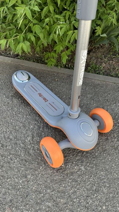 Дитячій триколісний самокат ,складний руль ,музика