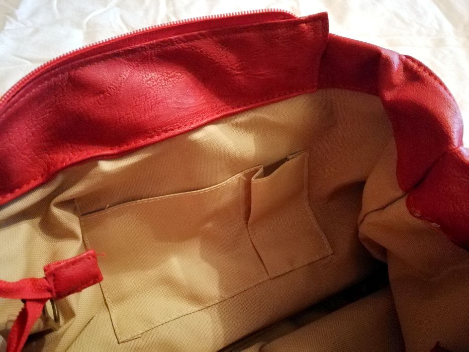 Czerwona torebka z kokardą