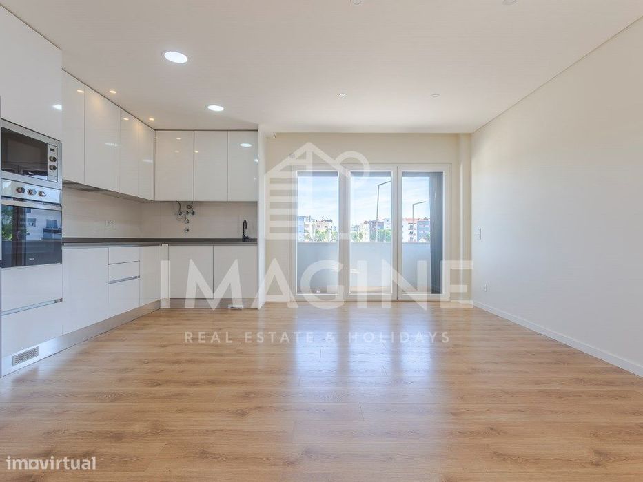 Apartamento T3 com varanda e parqueamento na Quinta da Amizade, Set...
