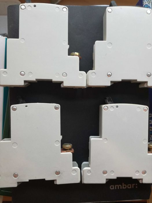 Selling 4 Siemens W g 10 A _380V circuit breakers and two 16 A, used.64584622997249122