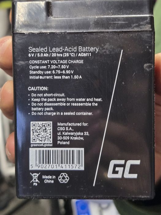 Samochód Audi i skuter Vespa na akumulator