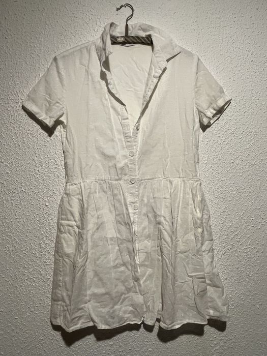 Biała sukienka mini z kołnierzykiem