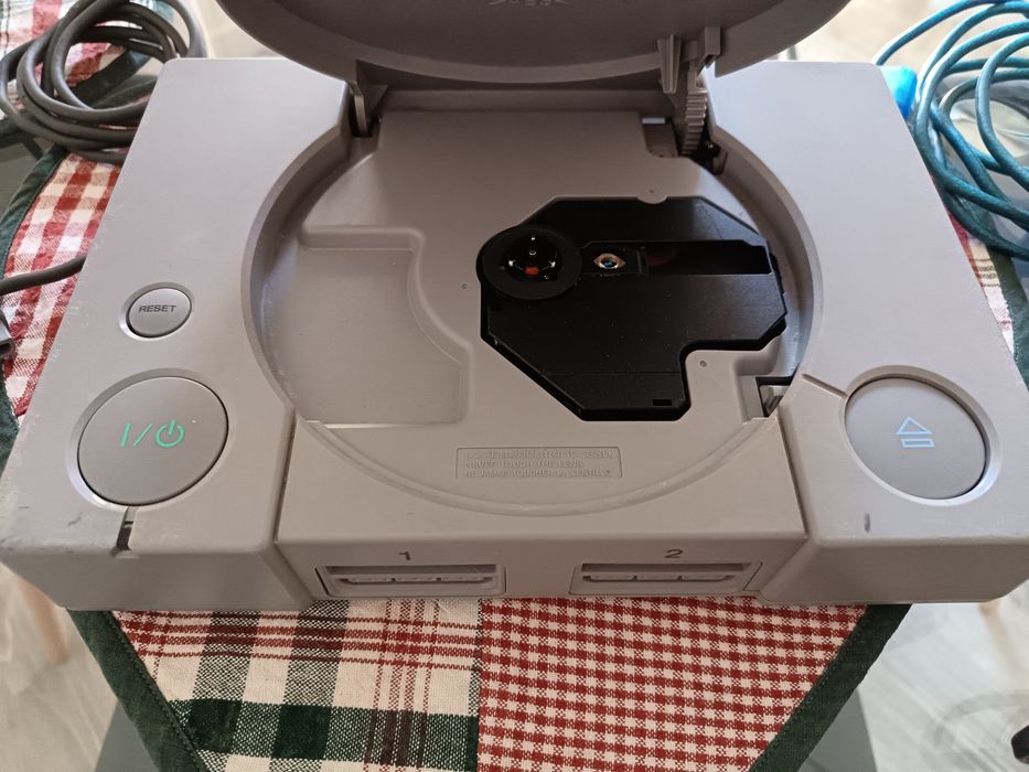 Vendo psx com comando e cabos
