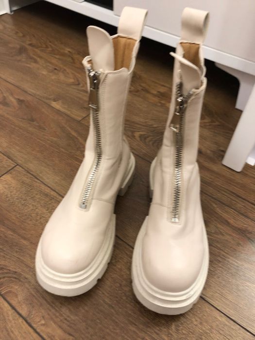 Białe buty z ekoskóry