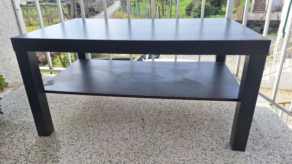 Mesa de centro usada com algumas marcas. 10€