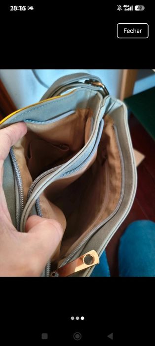 Mala a tiracolo com muita arrumação, em ótimo estado