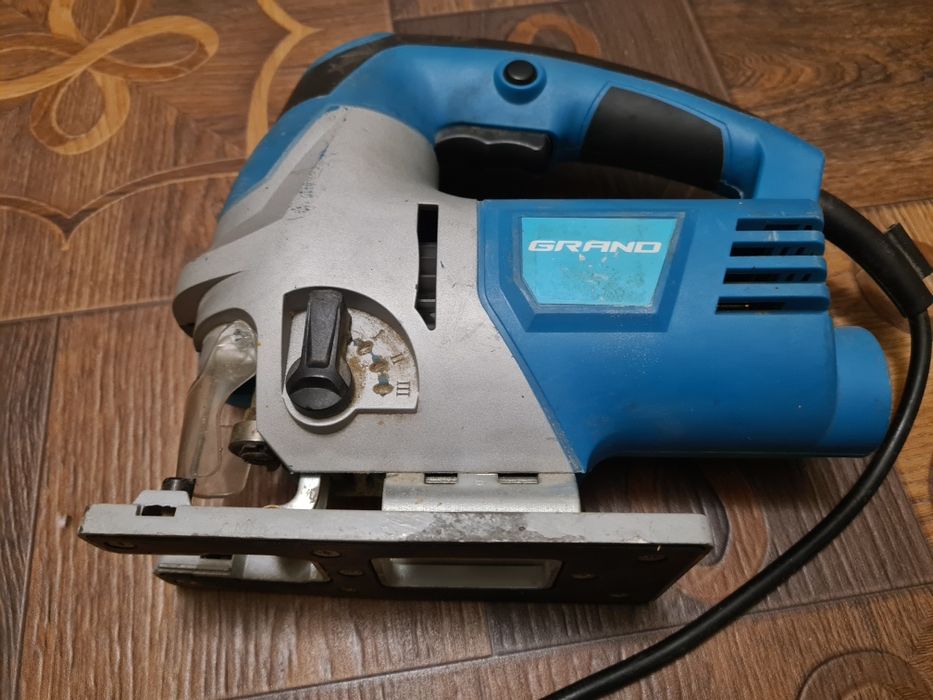 Электролобзик с лазерной линейкой и регулировкой оборотов 1050Ват.