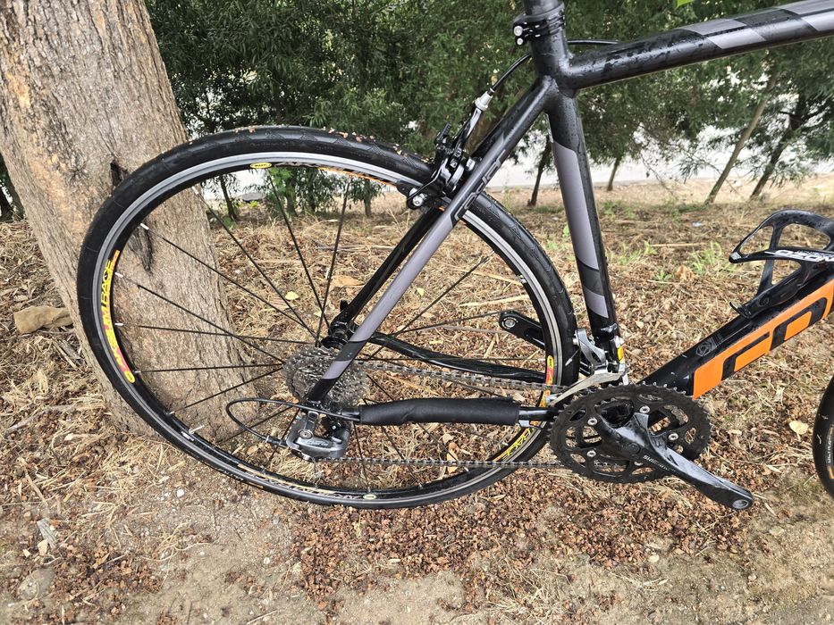 Bicicleta de estrada como nova