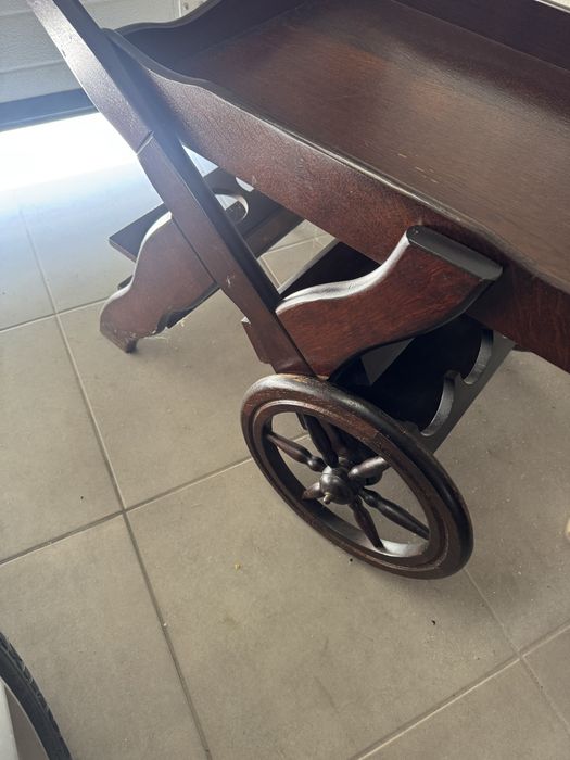 Carro de chá em madeira de castanho