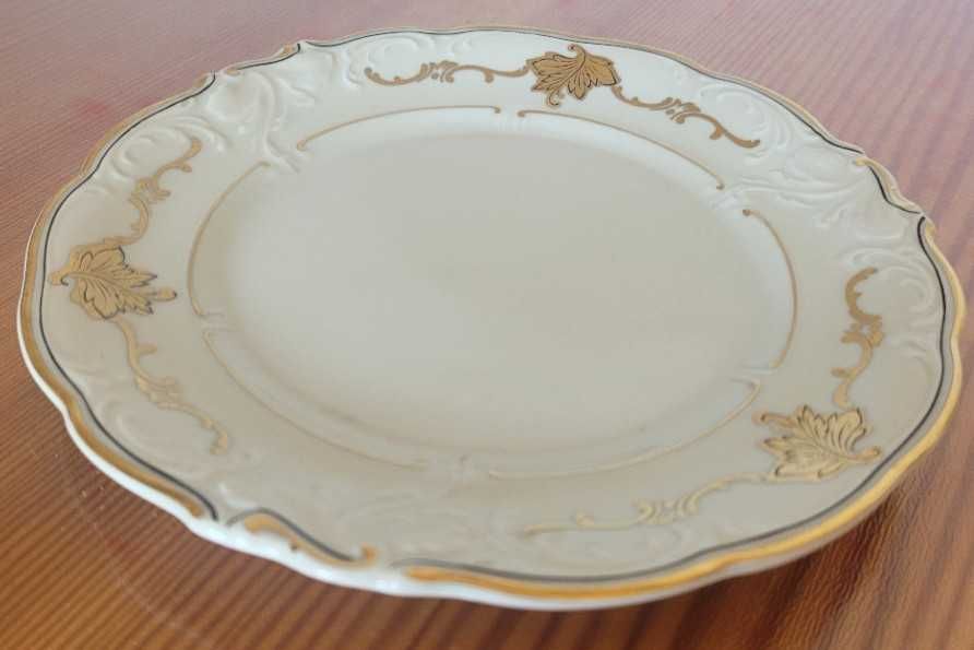 Serwis kawowy bogato zdobiony.