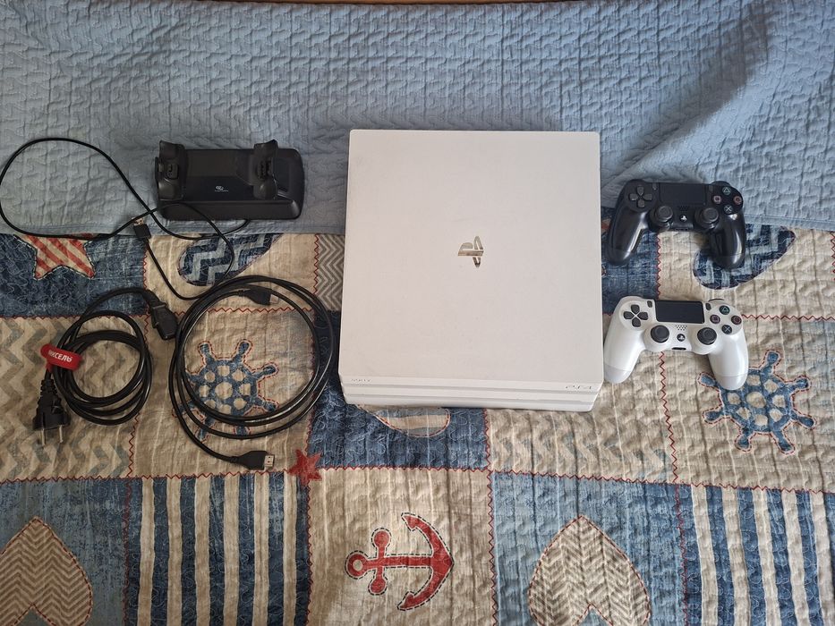 Sony PlayStation 4 Pro 1TB Glacier White белая модель (CUH-7116B) + 2 геймпада + Зарядка