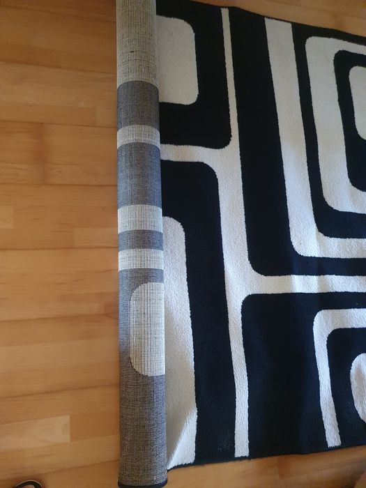 Tapete preto e branco