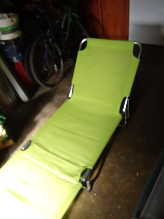 Espreguiçadeira verde.