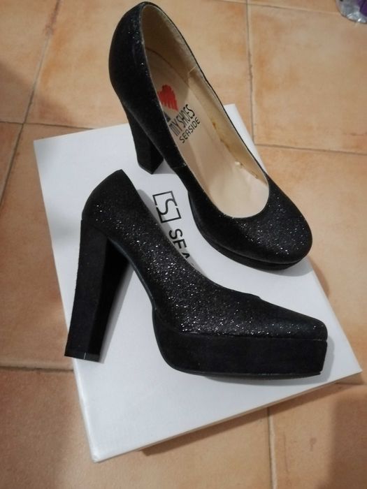 Sapatos  de salto com brilhantes