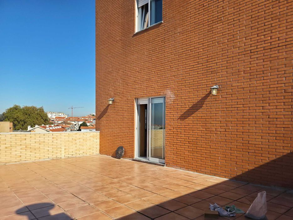 T1 com Terraço, Vista Mar e Lugar de Garagem – Santo Ovídio, a 200m do Metro