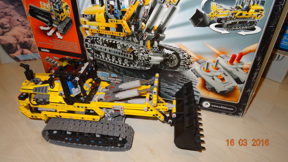 Lego Technic 8043 - Motorized Excavator - 2010r