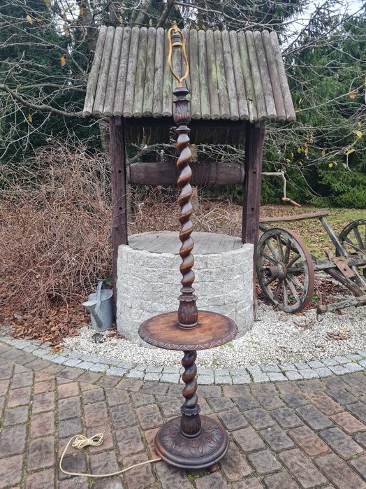 Zdobiona stara Lampa ze stolikiem