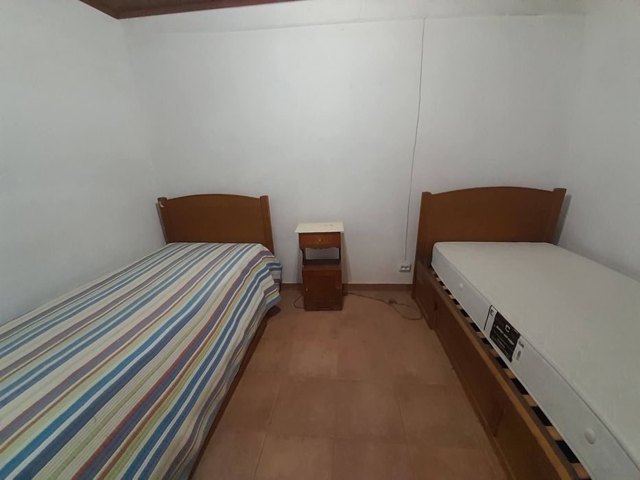 Moradia rés -do-chão com anexo de 2 pisos