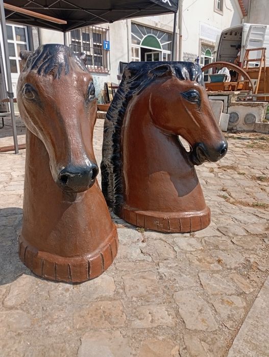 Base de mesa em forma de cabeça de cavalo