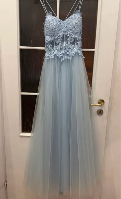 Blekitna tiulowa suknia z perełkami