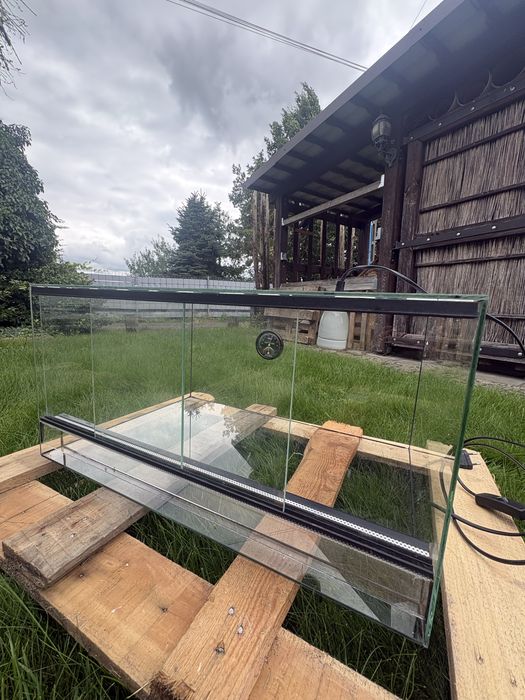 Terrarium z matą grzewczą i  zasilaniem pod żarówkę grzewczą