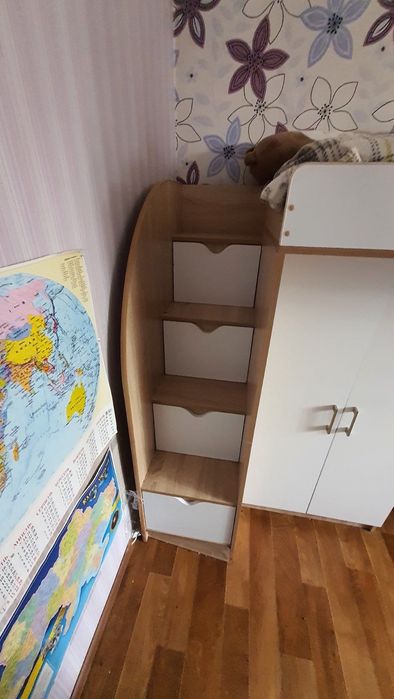 Дитяче двоповерхове ліжко