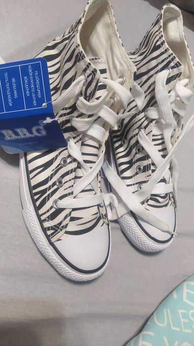 Продам кеди нові