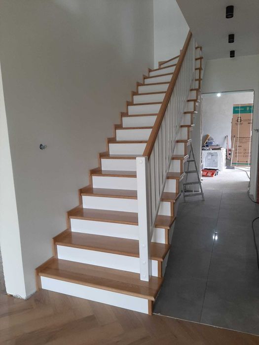 Schody drewniane , balustrady, szybka realizacja .