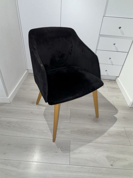 Krzesło/fotel czarne do biurka/jadalni z drewnianymi nogami