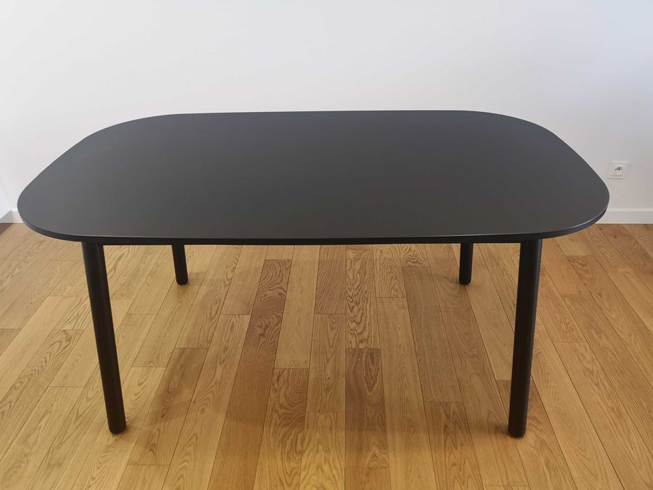 Czarny stół Vedbo z IKEA