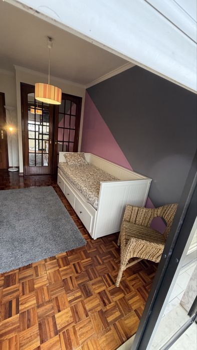 Quarto com varanda e muita luz solar