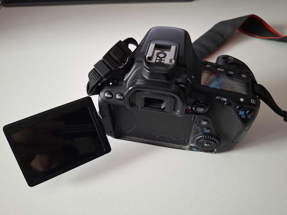 Aparat DSLR Canon EOS 80D