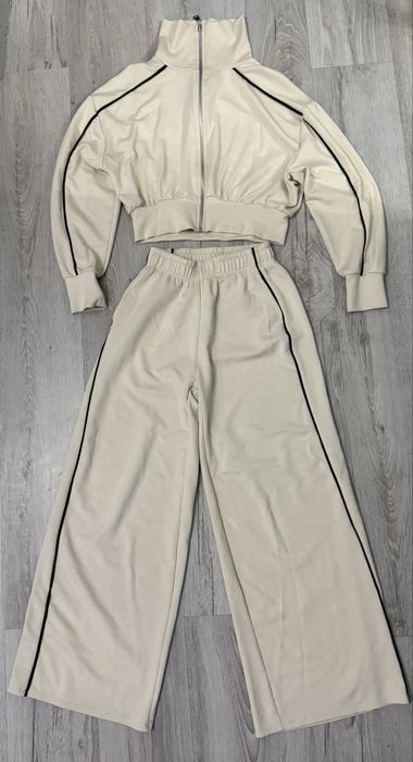 Продам кофточку celine ,костюм на кожний день.