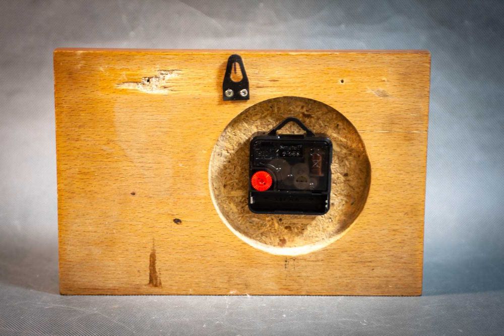 Дерев'яний кварцовий настінний годинник "Маяк" 60-х років