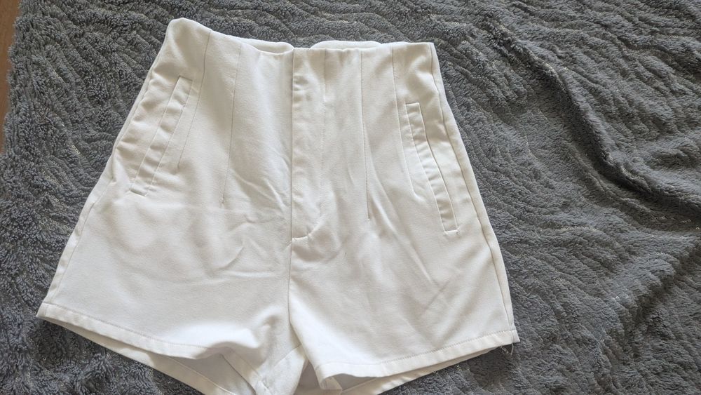 krótkie szorty, spodenki, wysoki stan Cropp 36