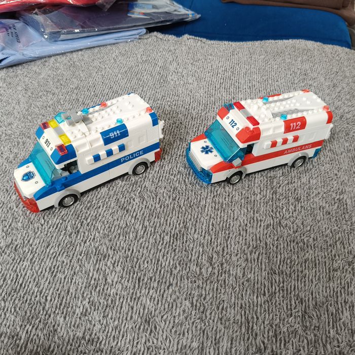 dwa modele pojazdów ratunkowych wykonane z klocków konstrukcyjnych