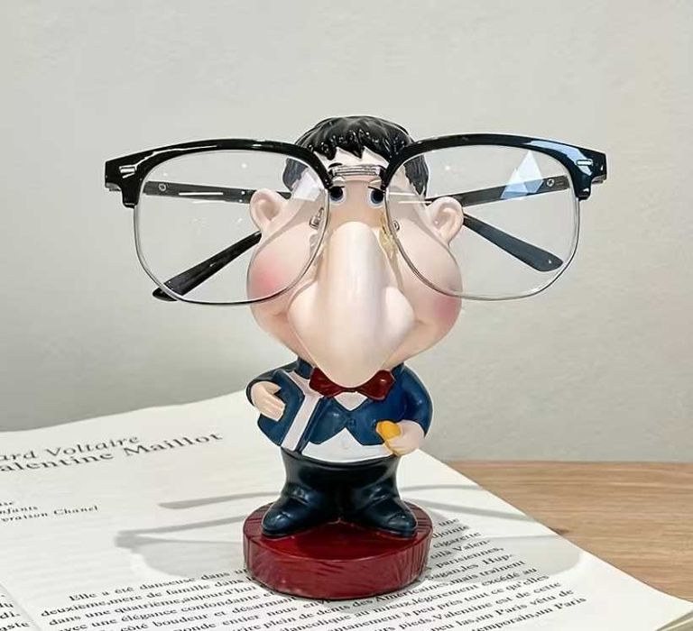 Nowa figurka stojak na okulary