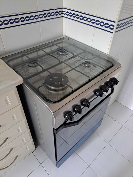 Fogão misto INDESIT I6TMH2AF X (59 L), em excelente estado