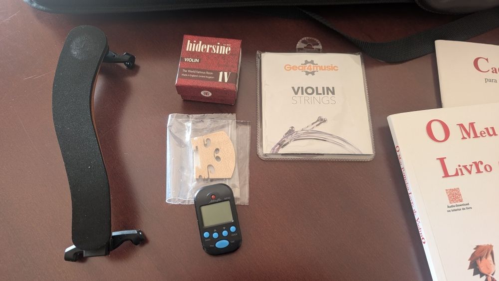 Vendo violino 3/4 como novo com case e extras