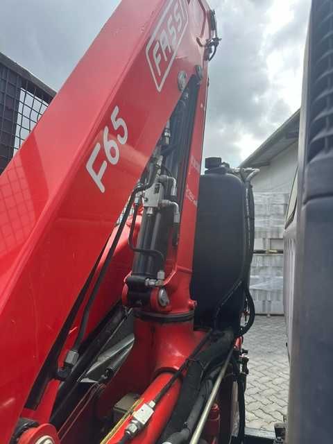 Carrinha Mitsubishi Canter pesada com báscula tribasculante e grua