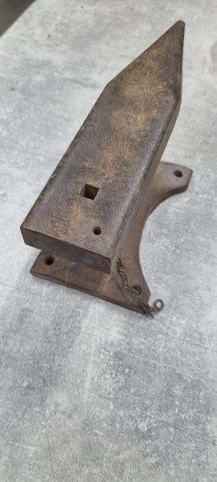 Stare małe kowadło 8 kg.