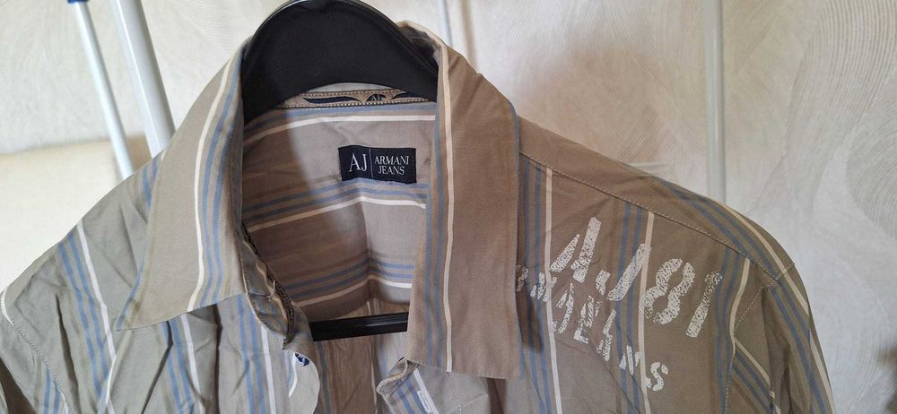 Camisa Armani. Padrão: esverdeada com riscas