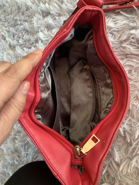 Czerwona torebeczka dla dziewczyny z pazurem