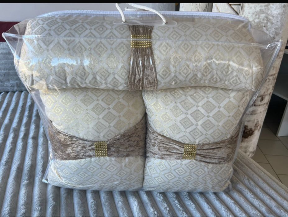 Edredão com aplicacões em veludo e lurex + 2 almofadas + 1 travesseiro