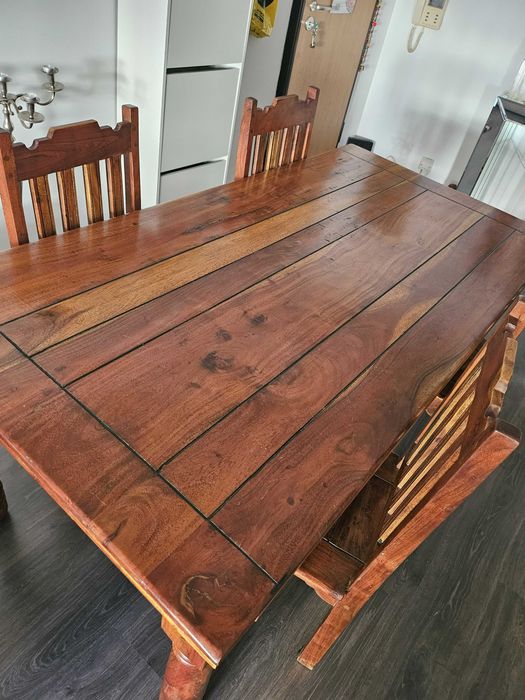 Mesa de jantar em Madeira Maciça