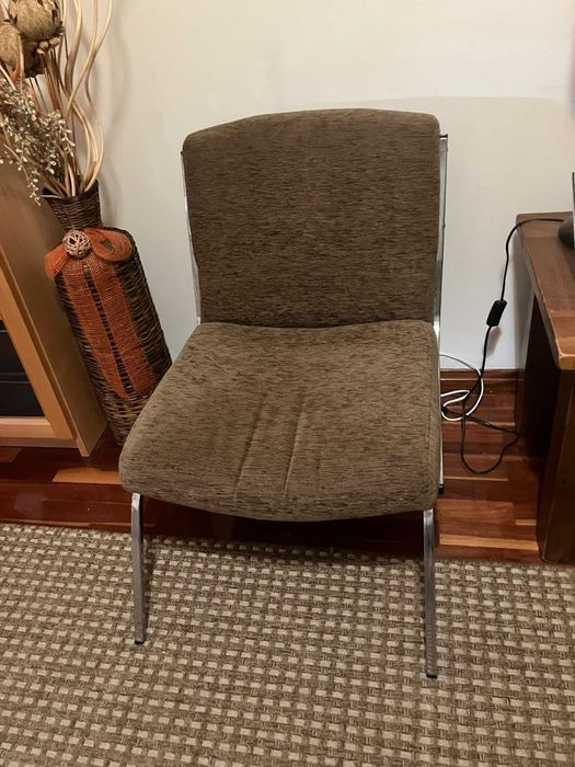 Duas cadeiras de escritório/sala